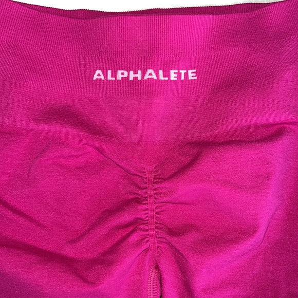 AMPLIFY SHORT 5inch inseam
Women's Seamless Scrunch Short
Color : Magenta🩷🤍 - Picture 2 of 3